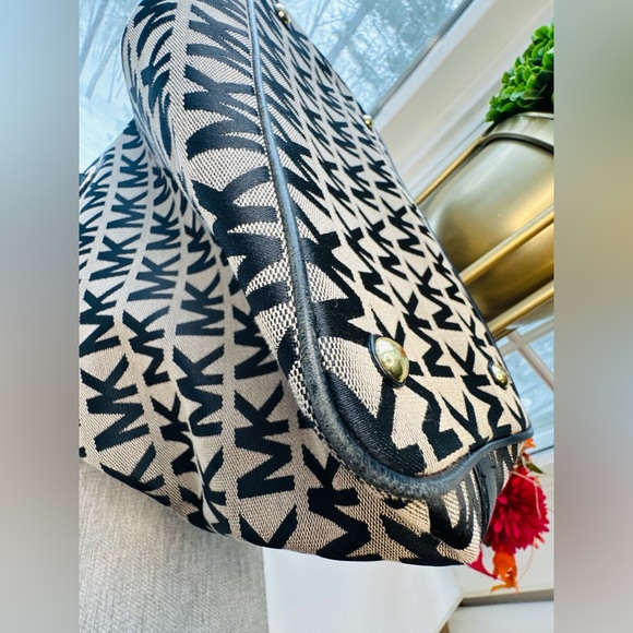 Michael Kors Signature Black and Tan Tote - Picture 9 of 10